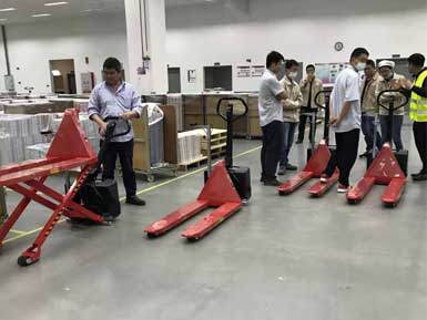 電動高升程搬運車交付使用，感謝廠家羅總親自跟客戶講解操作方法！