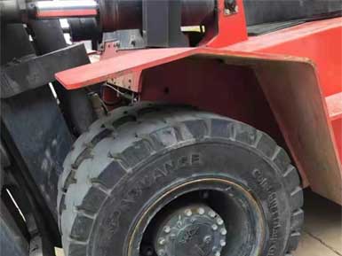 前進實心輪胎825-15，6條實心輪胎已全部安裝到叉車上